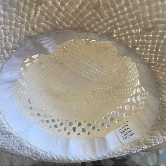 Straw hat with clear charm decor​ - Picture 2 of 6